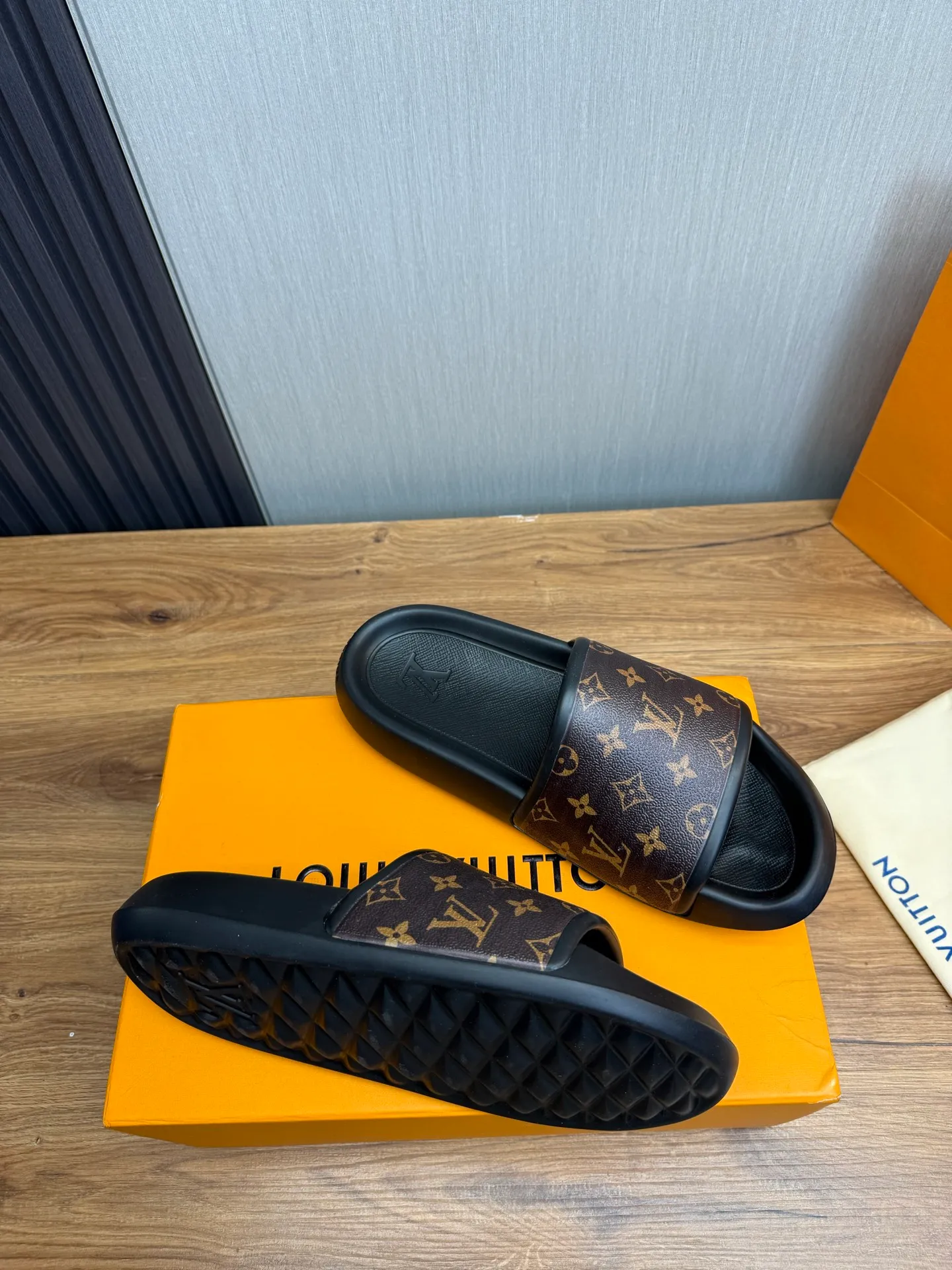 Men's shoes 💰280💰 ▪️LV's popular Little Red Book popular slippers hot sale: 1 shipment✅ Super textured and comfortable slippers, original TPU outsole. Authentic counter box drawer box packaging 🎁Size 38-45
